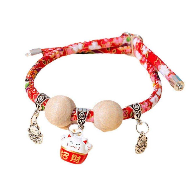Natural Wooden Bead Cat Collar with Random Charm – Stylish Adjustable Collar for Cats with Gentle Insect Protection 